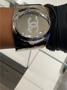 CHANEL Silver High-Gloss Double C Wide Cuff - M